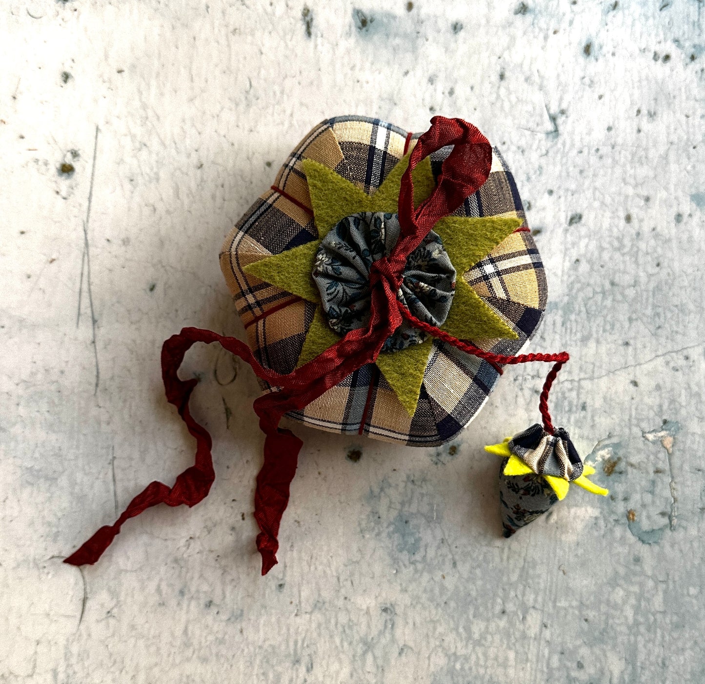 Handmade Tomato Pincushion: Vintage Plaid & Emory Strawberry image 3